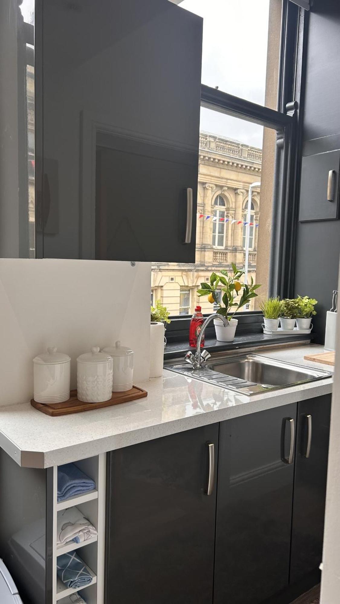 Cozy 1-Bedroom Apartment In The Heart Of Barnsley Town Centre Exterior foto