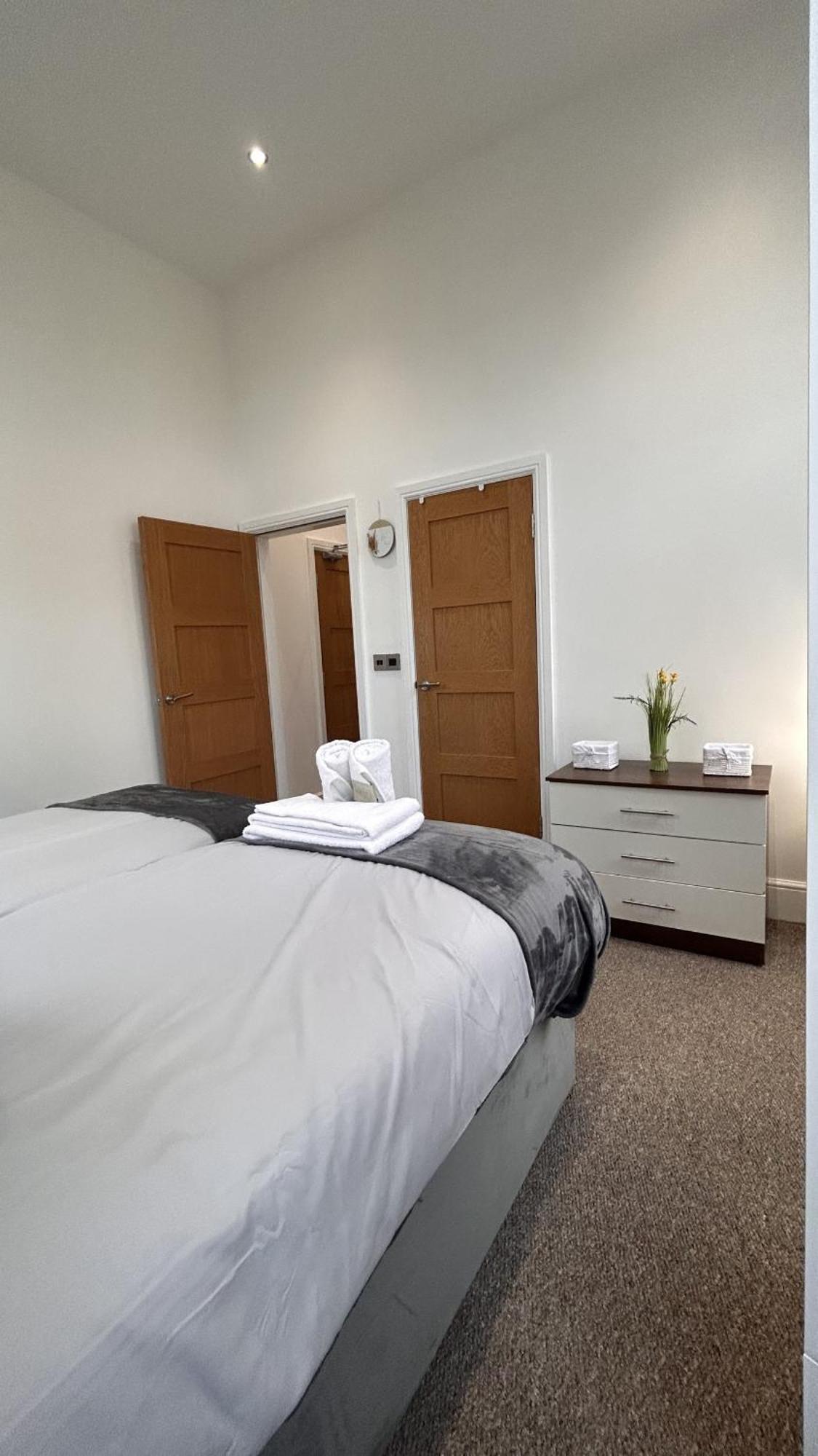 Cozy 1-Bedroom Apartment In The Heart Of Barnsley Town Centre Exterior foto